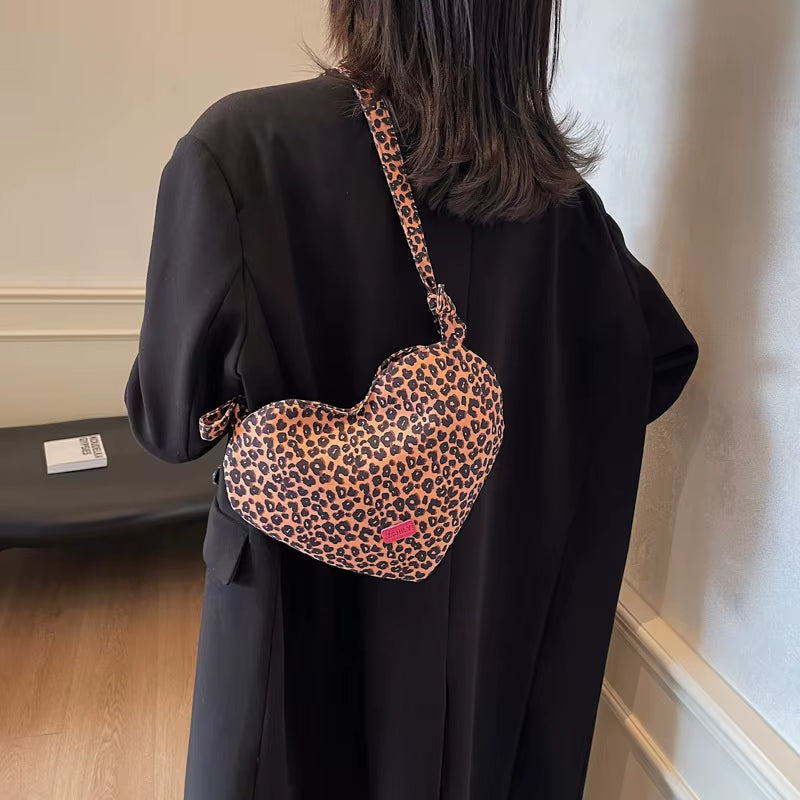 New 2025 Heart Shaped Shoulder Bag Fashion Leopard Chain Crossbody Bag Plush Handbag Cute Zipper Purse for Woman'S Tote Bag Gift